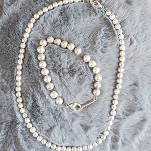 Necklace and bracelet set